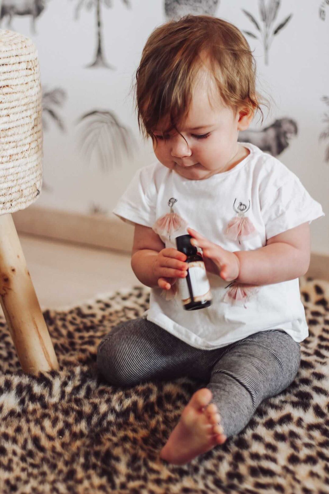 probiotica kind: een kind met een flesje bioculturen van Laveen