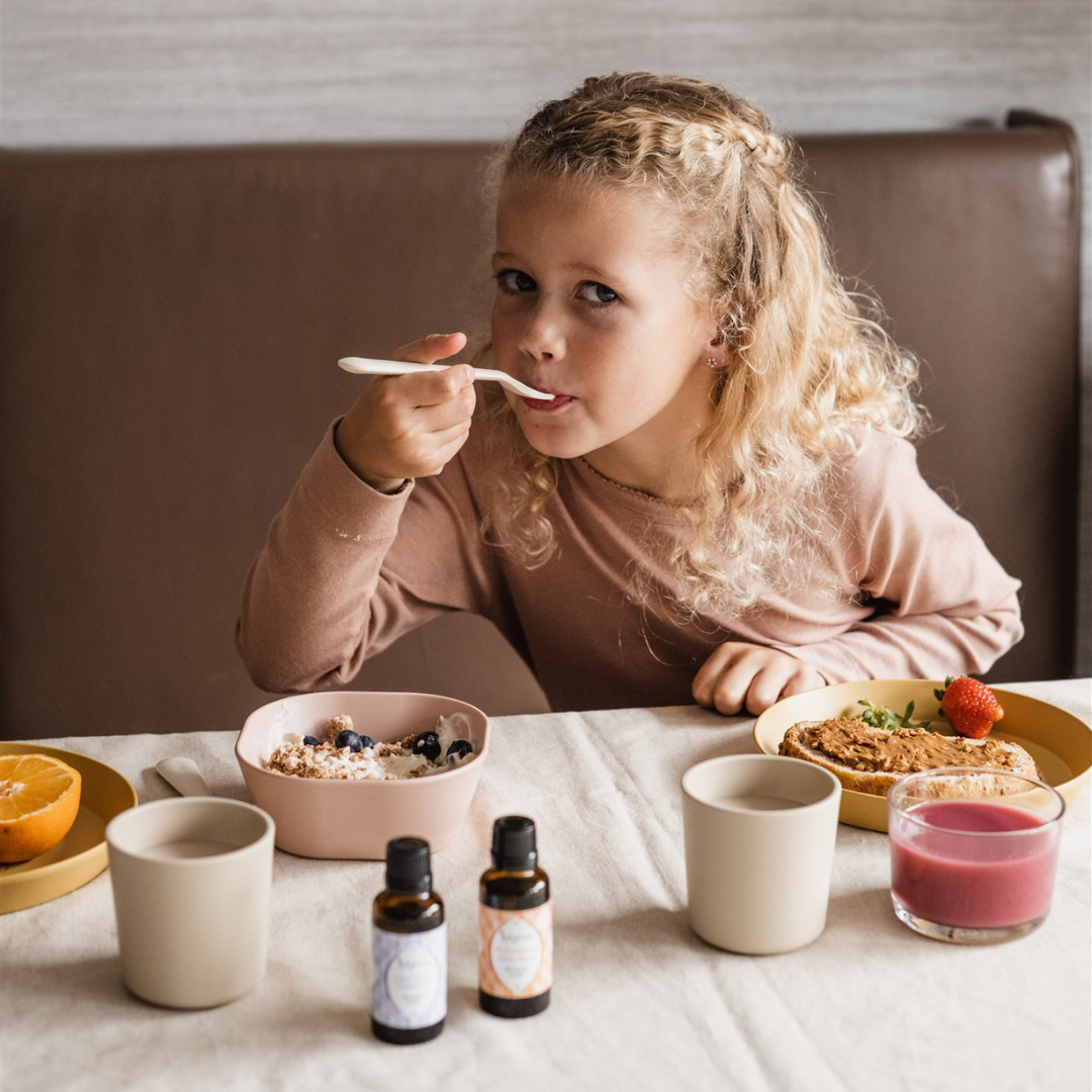 gebufferde vitamine C , een kind neemt een supplement van Laveen op een lepeltje