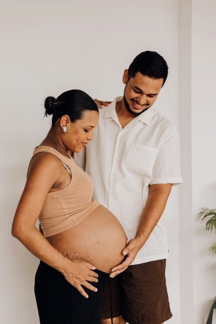 foliumzuur zwangerschap - een zwanger koppel op de bank