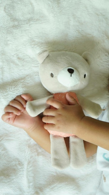 bedtijden voor kinderen: een kinderhandje met knuffel