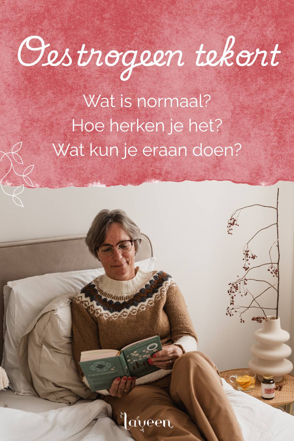 Oestrogeen tekort is vaak de oorzaak van overgangsklachten - een oudere vrouw zit met een kopje thee op bed.