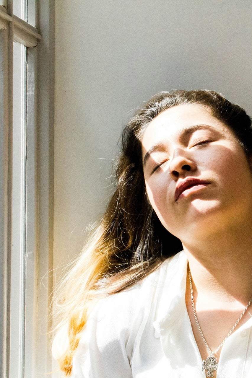 vrouw vermoeid van de menstruatie