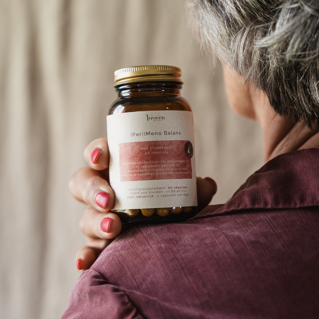 Een sfeerfoto van het supplement op de schouder van een dame van middelbare  leeftijd.