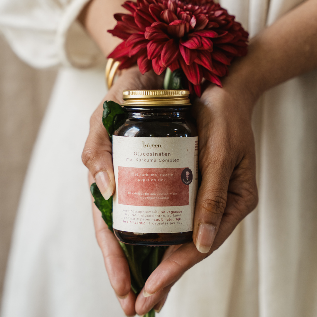 Sfeerfoto van het product, vastgehouden door een model.