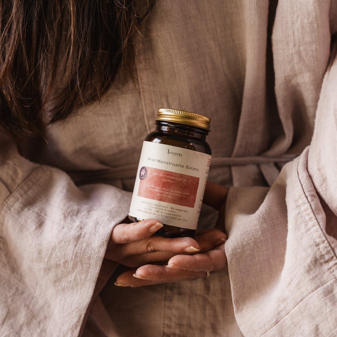 Sfeerfoto van het product vastgehouden door een model.