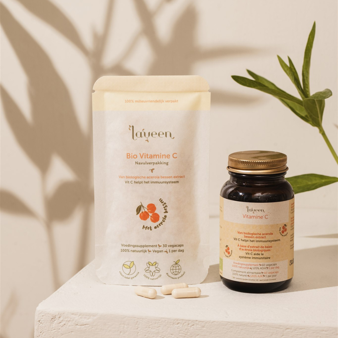 Sfeerfoto van de glazen pot en navulverpakking, die ook verkrijgbaar is.