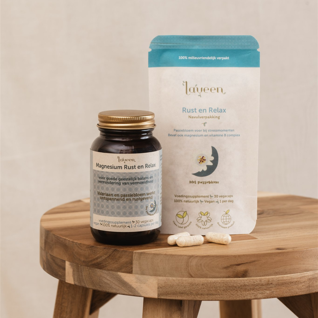 Sfeerfoto van de glazen pot en een navulverpakking, die ook verkrijgbaar is.