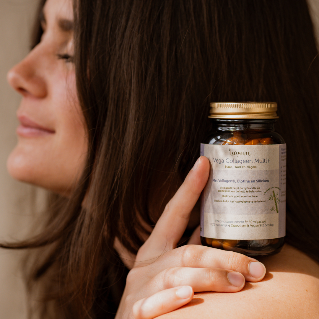 Sfeerfoto van de Vega Collageen Multi +, vastgehouden door een model.