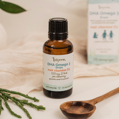 Laveen DHA Omega 3 Drops met vitamine D3 in glazen flesje, gestyled met houten lepel en natuurlijke elementen op een lichte ondergrond