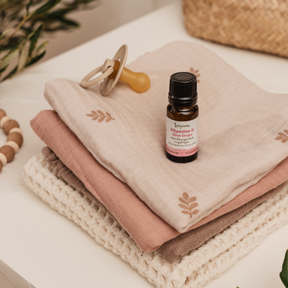 Sfeerfoto van het 10ml druppelflesje van Laveen Vitamine K olive drops.