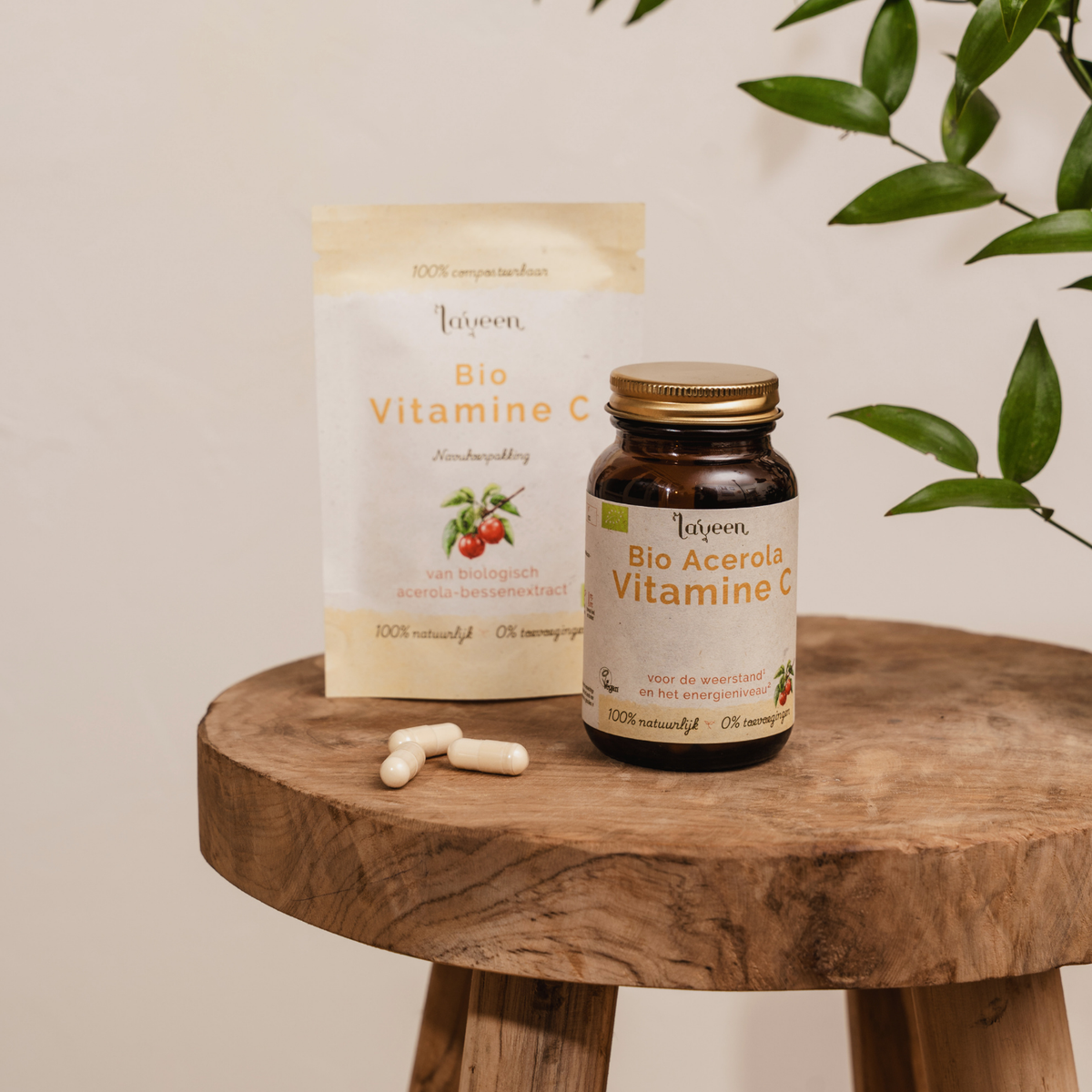Sfeerfoto van de glazen pot, papieren navulverpakking en capsules van de bio Acerola Vitamine C.