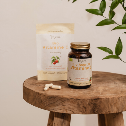 Sfeerfoto van de glazen pot, papieren navulverpakking en capsules van de bio Acerola Vitamine C.
