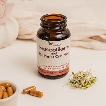 Laveen Broccolikiem met Kurkuma Complex capsules naast glazen pot en broccolikiemen, supplement met kurkuma en glucosinolaten