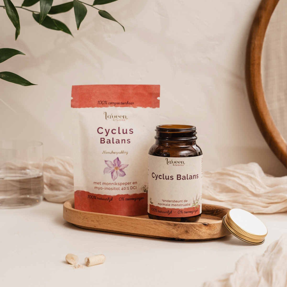 Laveen Cyclus Balans supplement met monnikspeper en myo-inositol, glazen pot met navulverpakking op houten tray.