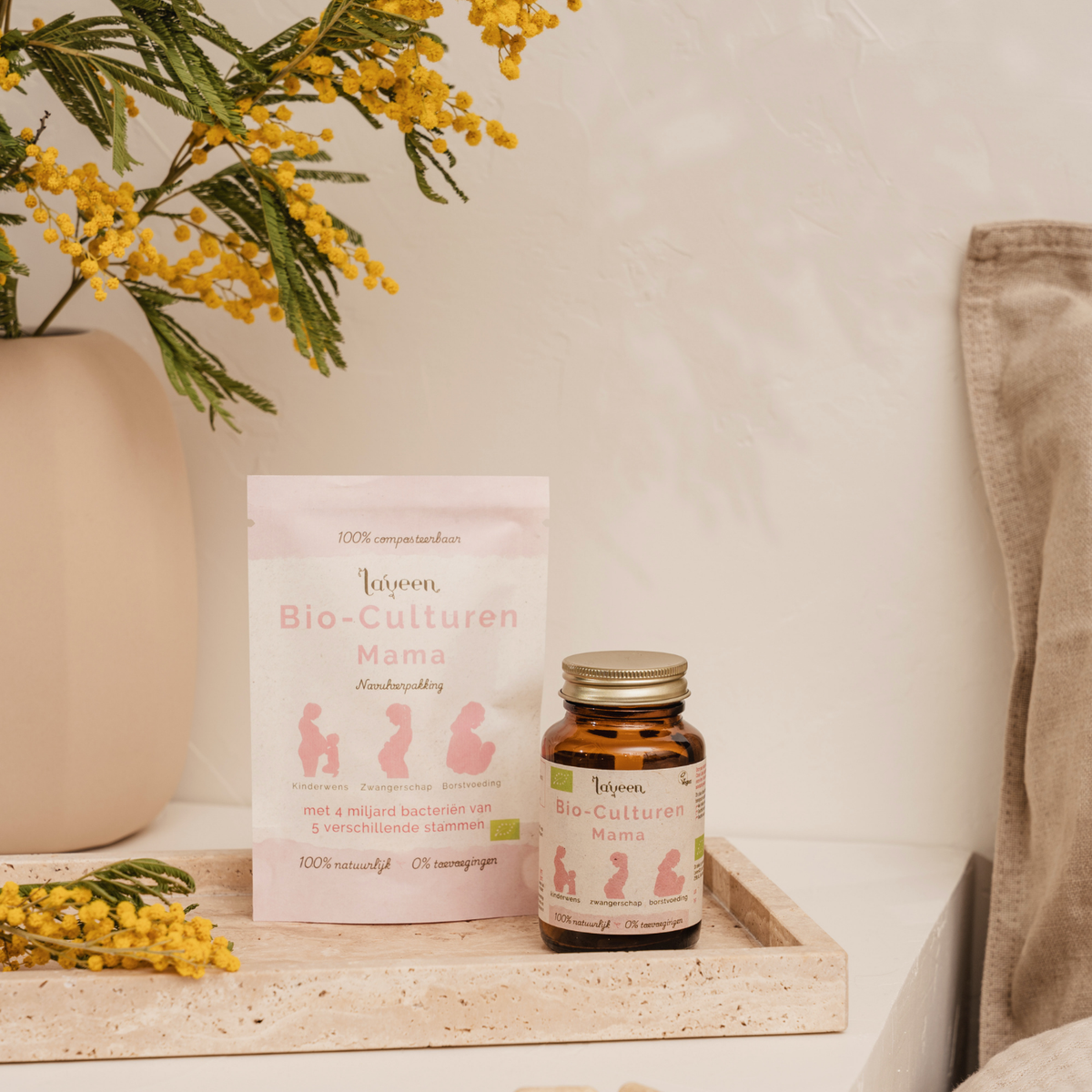 Sfeerfoto van de biologische zwangerschaps probiotica van Laveen: de Bio-Culturen Mama. In een glazen pot en met een 100% composteerbare navulverpakking van gerecycled papier.