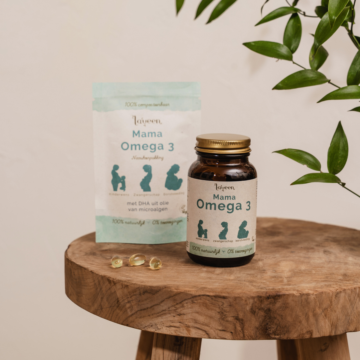 Sfeerfoto van de glazen pot en navulverpakking en softgels van de Mama Omega 3 van Laveen.