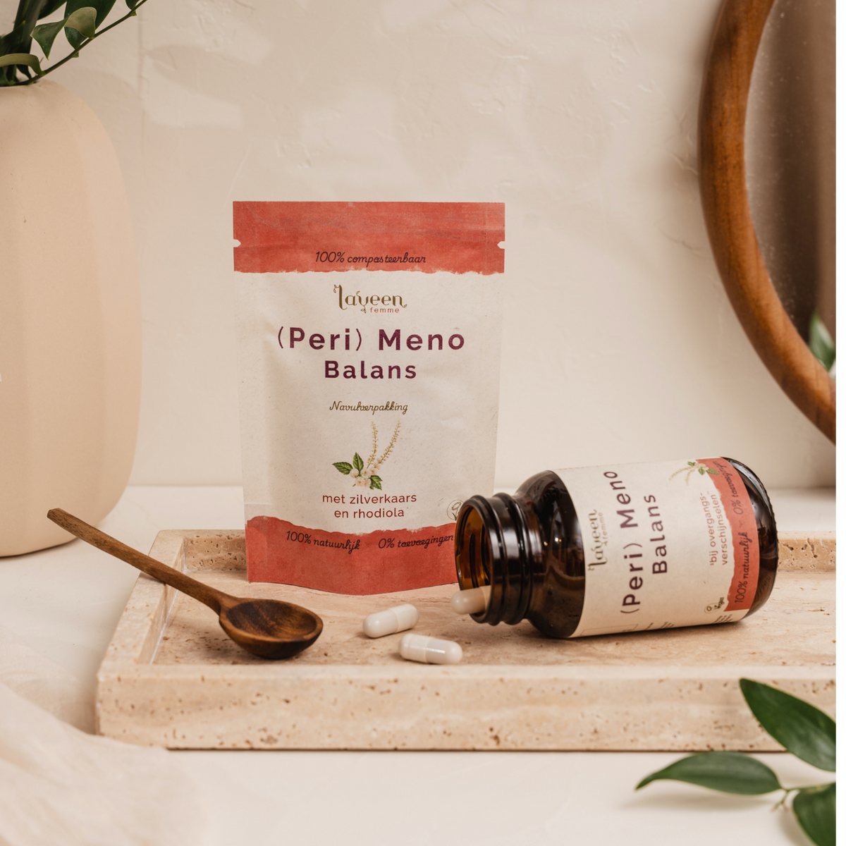 Laveen (Peri) Meno Balans supplement met zilverkaars en rhodiola, capsules naast glazen pot en navulverpakking voor ondersteuning rond de overgang.