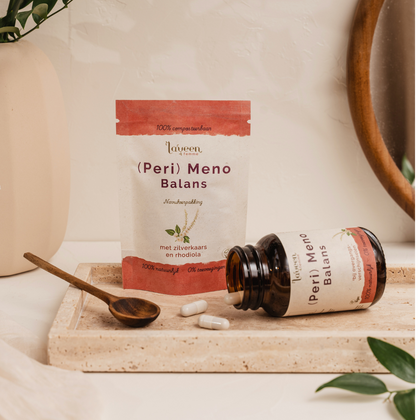 Laveen (Peri) Meno Balans supplement met zilverkaars en rhodiola, capsules naast glazen pot en navulverpakking voor ondersteuning rond de overgang.