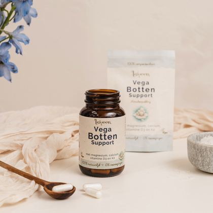 Sfeerfoto van de glazen pot en navulverpakking van de Vega Botten Support van Laveen met magnesium, calcium, vitamine D3 en vitamine K2.