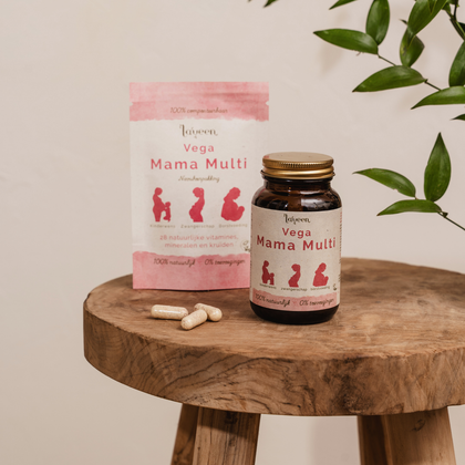 Sfeerfoto van de glazen pot en navulverpakking met capsules van de zwangerschaps multivitamine Vega Mama Multi van Laveen.