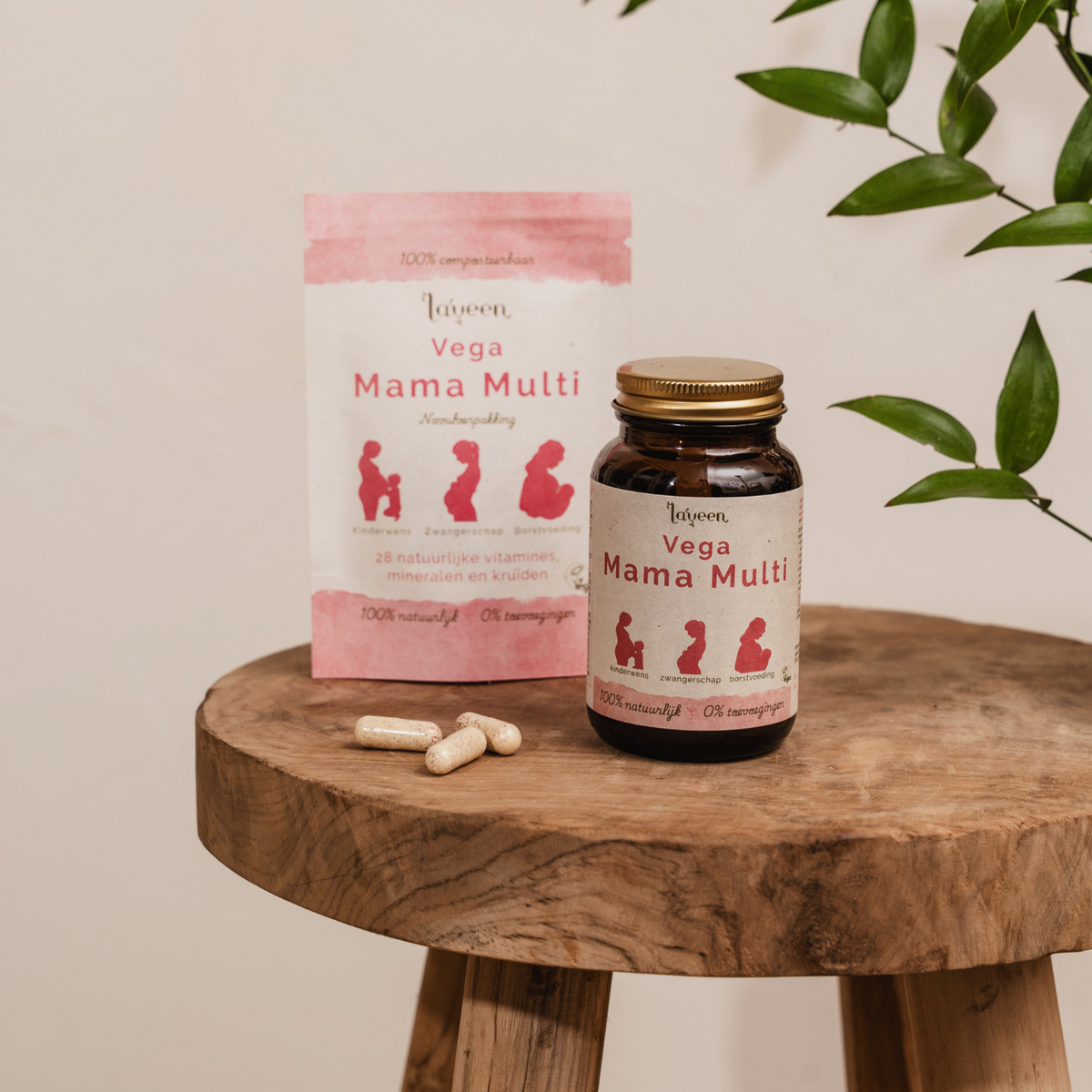 Laveen Vega Mama Multi multivitamine met navulverpakking en capsules op houten tafel, voor vrouwen met kinderwens, tijdens zwangerschap en borstvoeding.