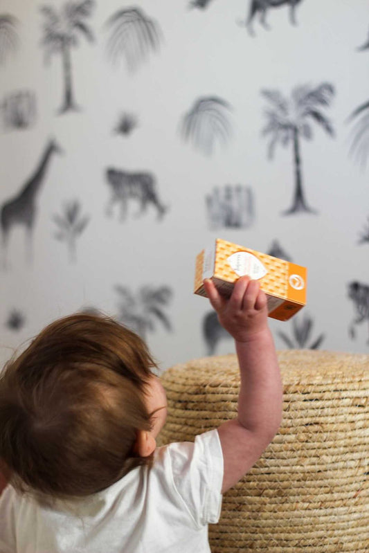 Een kind pakt een multivitamine zonder troep van Laveen