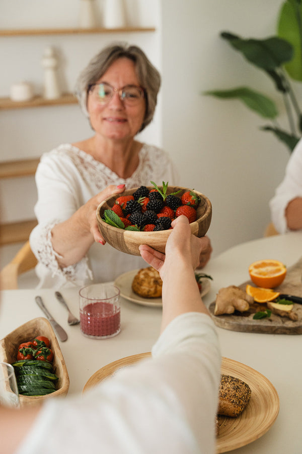 weerstand vitaminen: een schaal met fruit wordt aangereikt.