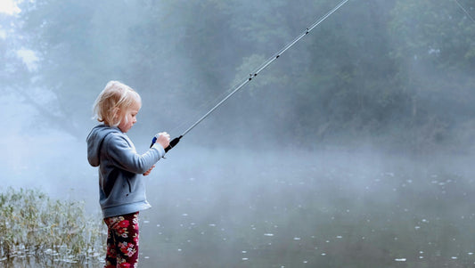 Een kind aan het vissen voor omega 3