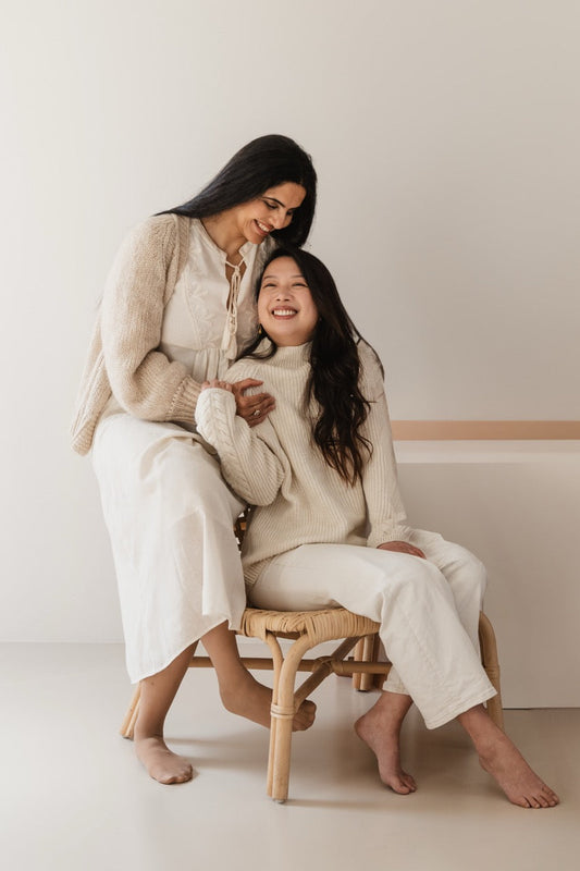 oestrogeen en progesteron: twee vriendinnen die samen lachen