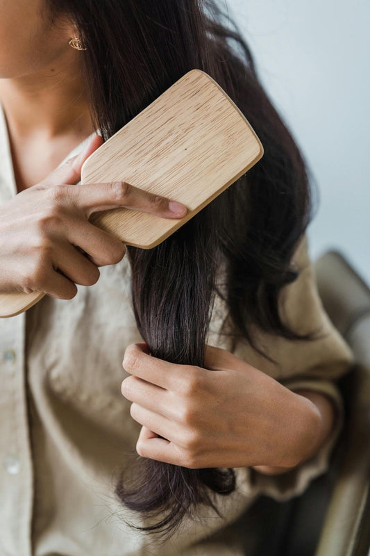 biotine haar: een vrouw kamt haar haar.
