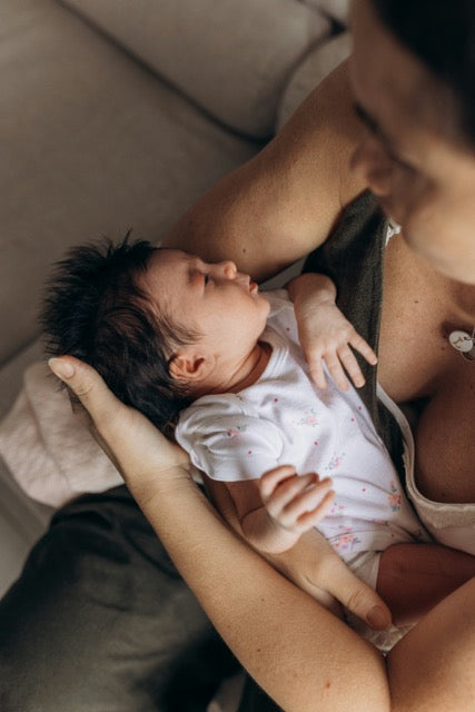 borstvoeding vitamine: een moeder met haar pasgeborene