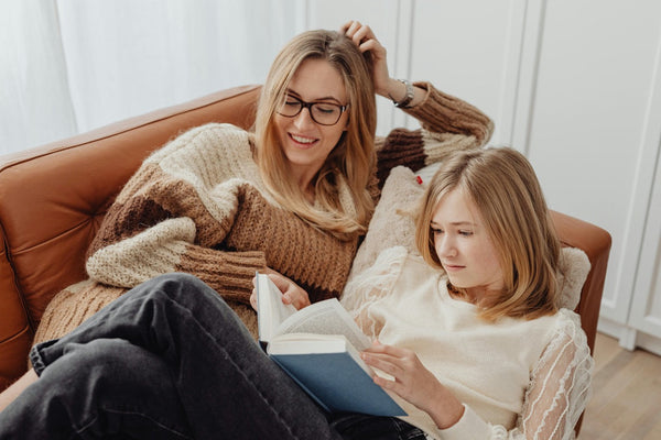 eerste menstruatie: moeder en dochter op een bank