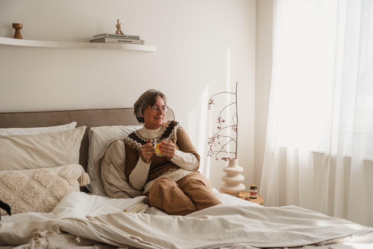 waar is magnesium goed voor? Een vrouw voor het slapen op bed.