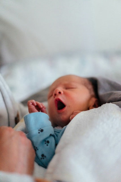 baby met koorts gapend