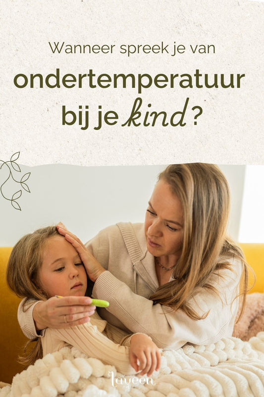 Een moeder kleed haar kind met ondertemperatuur aan.