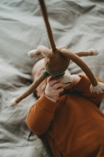 verkouden: baby op bed