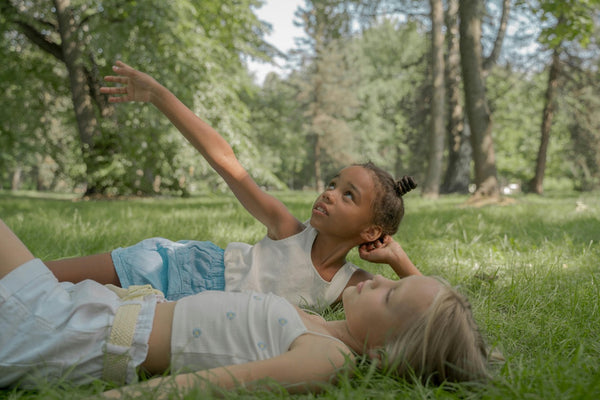 Hoog sensitieve kinderen komen tot rust in het gras
