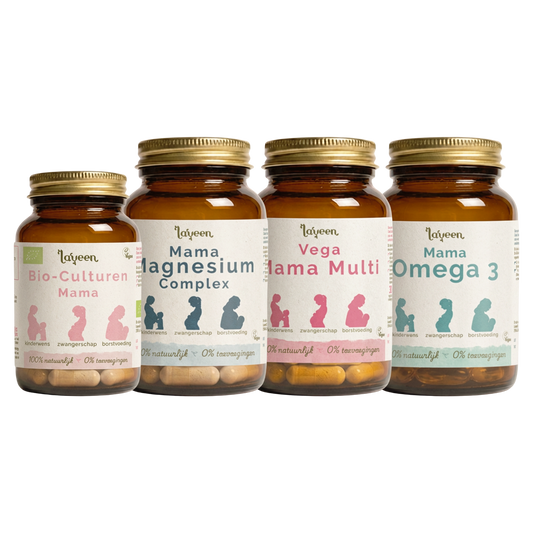 Laveen Mama Laatste Trimester Voordeelbundel met: Bio-Culturen Mama, Mama Magnesium Complex, Vega Mama Multi en Mama Omega 3. Capsules en softgels in glazen potten. De Bio-Culturen Mama pot is een slag kleiner dan de andere 3 potten.