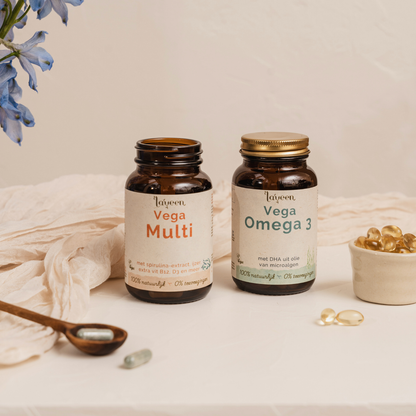 Sfeerfoto van de voordeelbundel Vega Volwassenen van Laveen. Met de Vega Multi met extra B12 en de Vega Omega 3 op basis van algenolie.