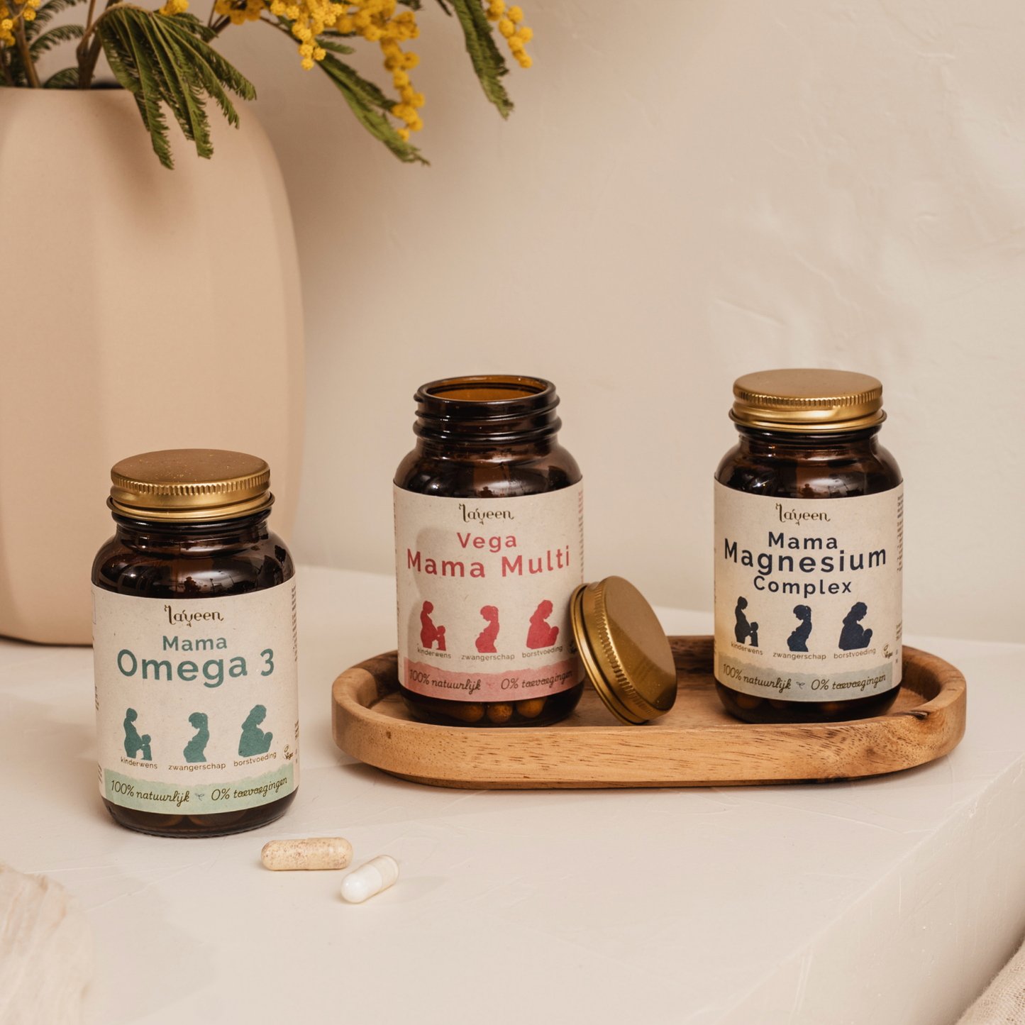 Sfeerfoto van de voordeelbundel Mama Kinderwens met de Mama Omega 3, Vega Mama Multi met folaat en Mama Magnesium Complex.