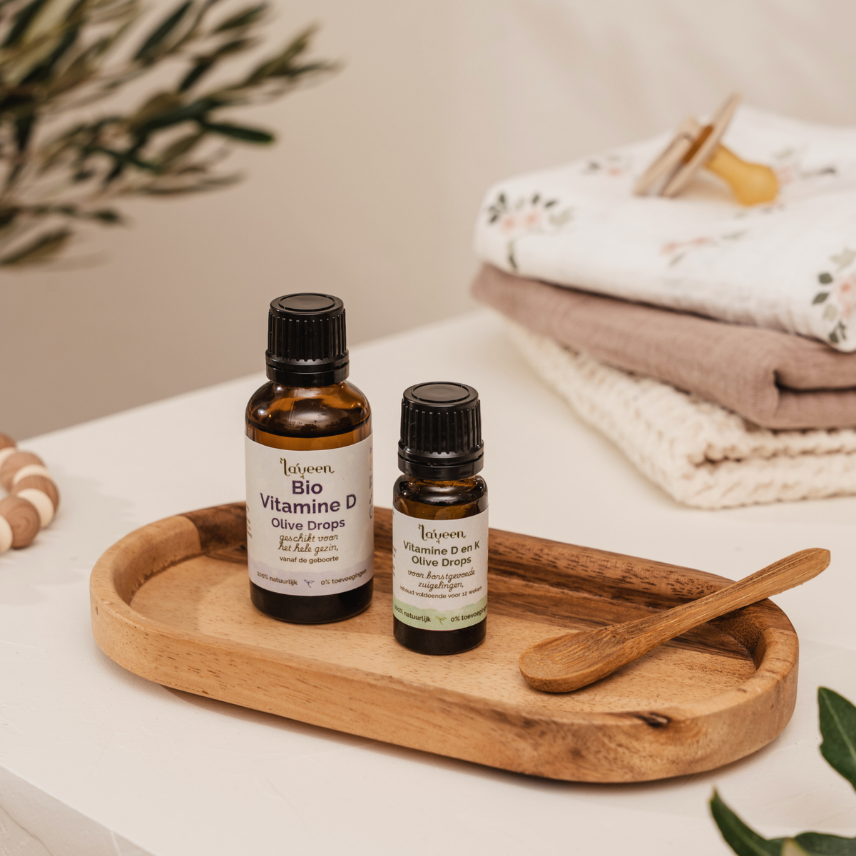 Sfeerfoto van het 30ml glazen druppelflesje met Bio vitamine D3 en de 10ml glazen druppelflesje vitamine D en K.
