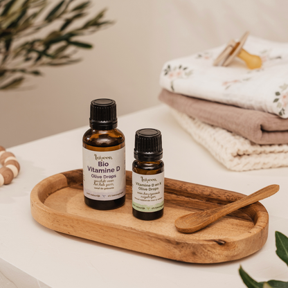 Sfeerfoto van het 30ml glazen druppelflesje met Bio vitamine D3 en de 10ml glazen druppelflesje vitamine D en K.