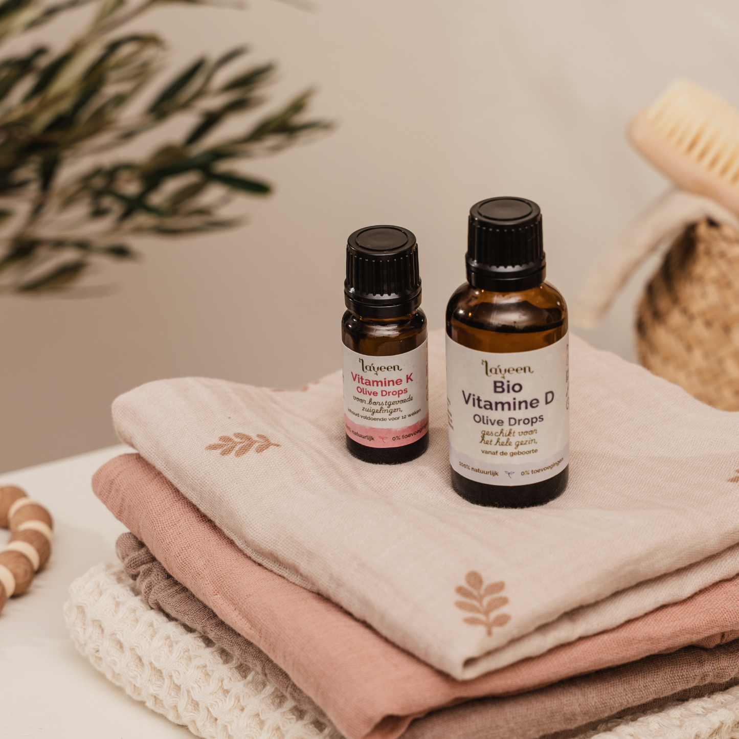 Sfeerfoto van de glazen druppelflesjes van vitamine K1 in een 10ml flesje en Bio vitamine D in een 30ml flesje.
