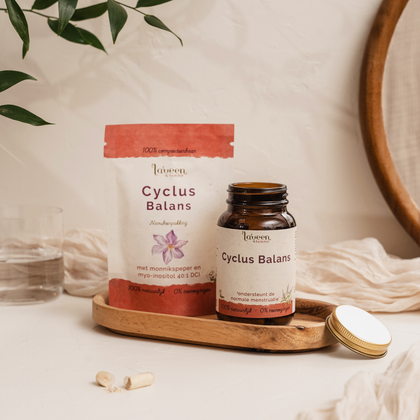 Laveen Cyclus Balans supplement met monnikspeper en myo-inositol, glazen pot met navulverpakking op houten tray.
