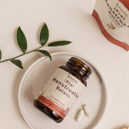 Laveen (Pre) Menstruatie Balans capsules naast glazen pot en navulverpakking, supplement met monnikspeper voor ondersteuning rond de menstruatie.