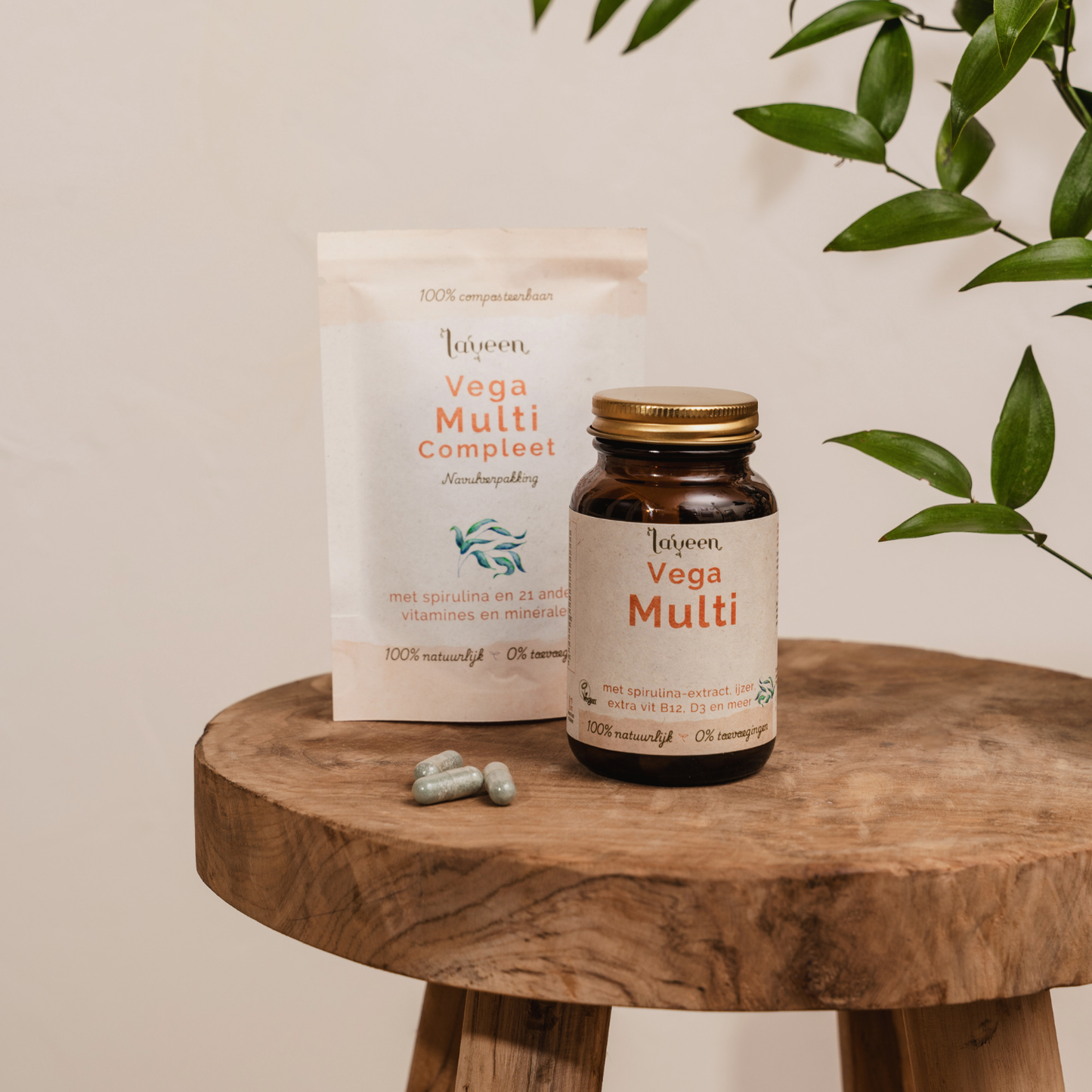 Sfeerfoto van de Vega Multi van Laveen. Het glazen potje, de papieren navulverpakking en de capsules.
